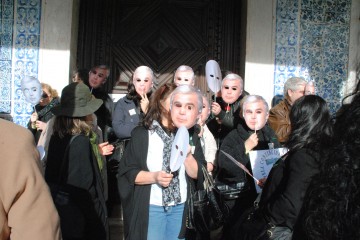 As manifestantes com máscaras do Ministro da Defesa Nacional